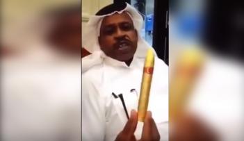 الصورة المتداولة للمواطن القطري بالسيجار المصنوع من الذهب
