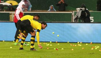 لاعبي دورتموند يجمعون كرات التنس من أرضية الملعب