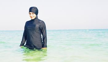 الحفل الاحتجاجي يتضامن مع حق المسلمات في ارتداء البوركيني.