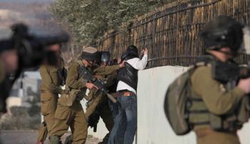 الاحتلال يعتقل فلسطينيين