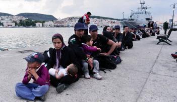 اليونان ترحل عدد من اللاجئين بموجب الاتفاق مع تركيا