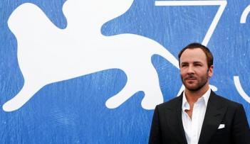 المخرج الأمريكي توم فورد يقف لالتقاط صور خلال الدورة الثالثة والسبعين لمهرجان البندقية السينمائي