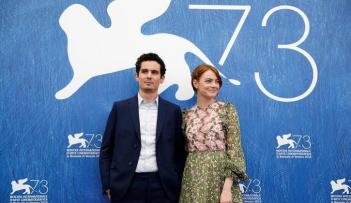 المخرج داميان تشازل والممثلة إيما ستون يلتقطان الصور في افتتاح المهرجان