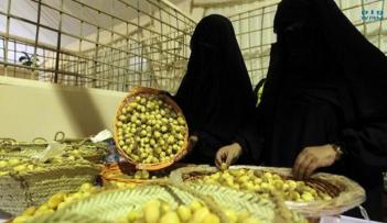جانب من دور المرأة الإماراتية البارز في المهرجان
