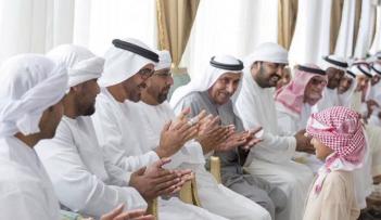 الشيح محمد بن زايد يصفق للطفل صاحب القصيدة الوطنية