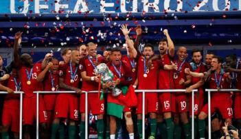 لحظة تتويج المنتخب البرتغالي بكأس الأمم الأوروبية 