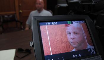 الخوف دفع الصديق للإدلاء بشهادة زور