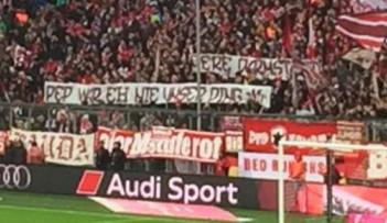 صورة للافتات جمهور بايرن ميونخ 