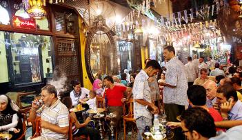 رمضان في مصر له طابع خاص تميزه تجمعات الأسر