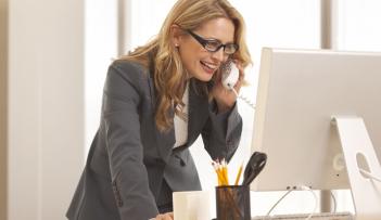  تجنب مقاطعة الآخرين أثناء الحديث