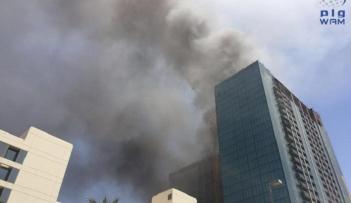 سحابة من الدخان الناجم عن الحريق