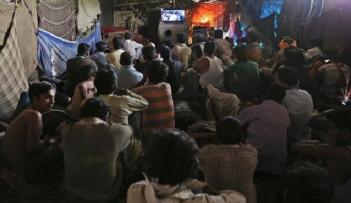 قاعة عرض بدائية تحت جسر شُيِّد قبل 140 عاما في العاصمة الهندية