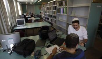 طلاب يجلسون في مكتبة في مركز جامعة أرييل بمستوطنة ارييل