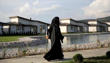 سائحة من الشرق الأوسط تسير في منتجع سياحي بالقرب من سراييفو 