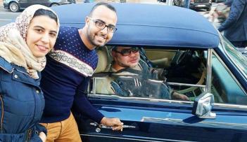 الملك مع الشاب بومهراز وخطيبته