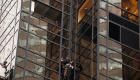 بالصور.. رجل يتسلق برج ترامب في نيويورك