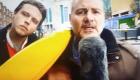 بالفيديو.. صحفي إيطالي يضرب مشجعا "مستفزا" بـ"الموز"