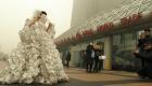 فستان زفاف مضاد للدخان يجوب بكين