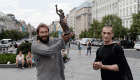 بالصور.. فنان روسي يمنح جائزته لمتهمين بقتل الشرطة