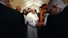 بالصور.. بابا الفاتيكان للاجئين في اليونان: لا تفقدوا الأمل 