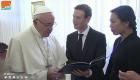 بالفيديو.. بابا الفاتيكان يلتقي مؤسس فيس بوك