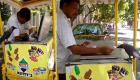 بالفيديو.. غراب يزعج بائعًا هنديًّا متجولا لتذوق الآيس كريم
