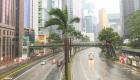 بالفيديو.. هونج كونج تلغي مئات الرحلات الجوية بسبب إعصار نيدا