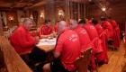 مدرب الأهلي الإماراتي يجهز لاعبيه للسوبر بعشاء ألماني