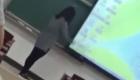 بالفيديو.. معلم يرغم طالبة على تحطيم هاتفها أمام زملائها