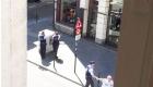رجل يرتدي معطفًا في يوم حار يثير مخاوف من قنبلة في بروكسل