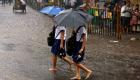 بالصور.. رفع المظلات وخلع الأحذية لمواجهة الأمطار في الهند