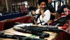 بالصور.. إقبال الأمريكيين يتزايد على شراء الأسلحة في دالاس