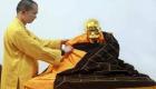 بالصور.. تحنيط راهب بوذي بالذهب وتزويده بجهاز إنذار