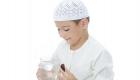 10 مفاتيح لتحفيز طفلك على صيام رمضان