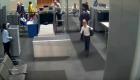 بالفيديو.. طفلة تغافل أمن مطار روسي وتسافر بلا تذكرة أو هوية