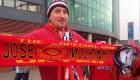 بالصور: جماهير مانشستر يونايتد تحمل أوشحة "مورينيو" قبل موقعة تشيلسي