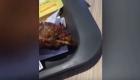 بالفيديو.. زبون يعثر على رأس دجاجة في وجبة الغداء