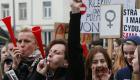 عشرات الآلاف من النساء يتظاهرن في بولندا رفضا لحظر الإجهاض