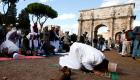 بالصور.. مسلمو روما يصلون عند الكولوسيوم احتجاجا على إغلاق المساجد