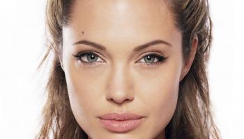 أنجلينا جولي بين جميلات القرن 21 بينهن 