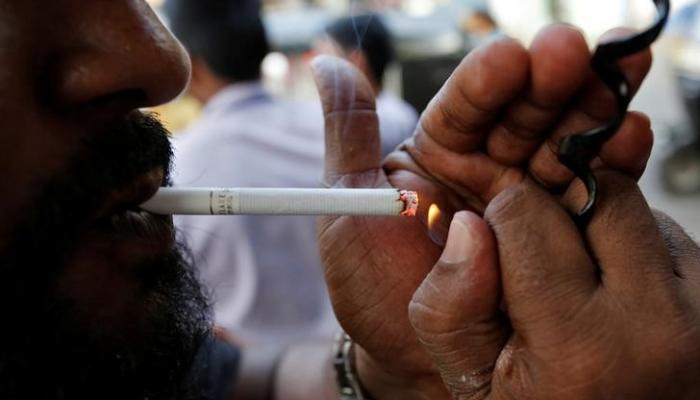 رجل يشعل سيجارة في مومباي