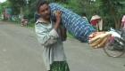 الفقر يدفع هنديا لجر جثة زوجته 60 كيلومترا