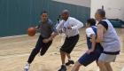 أوباما يقهر ملل الانتخابات الأمريكية بلعب كرة السلة