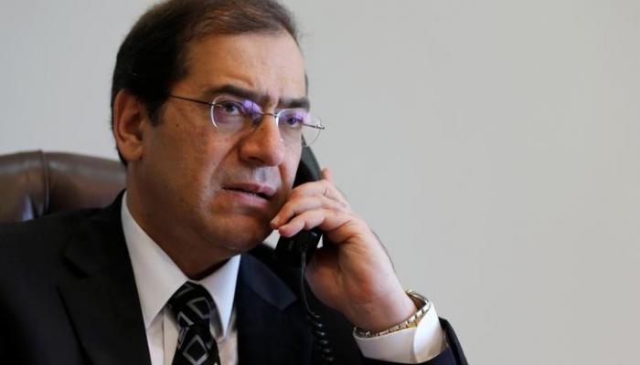 وزير البترول المصري طارق الملا يجري اتصالا هاتفيا في مكتبه في القاهرة
