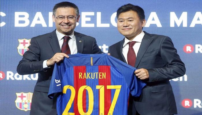 بارتوميو رئيس برشلونة مع ممثل الشركة اليابانية