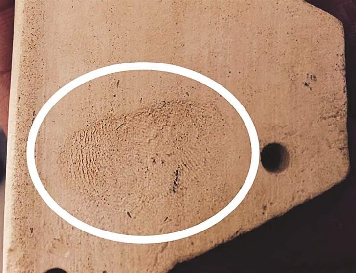 صورة.. اكتشاف أقدم بصمة بشرية عمرها 7300 عام بالكويت 95-083955-oldest-finger-print-found-kuwait-2-