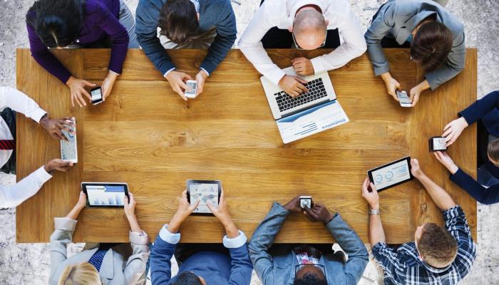 الاهتمام بالتواصل الاجتماعي تحول إلى هوس