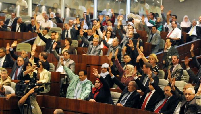 الجزائر تقر موازنة تقشفية لعام 2017