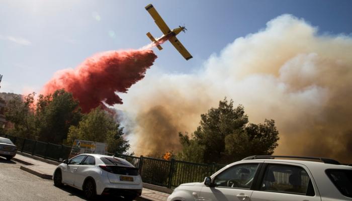 طائرة إطفاء في حيفا