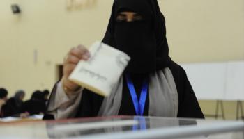 ناخبة كويتية تدلي بصوتها